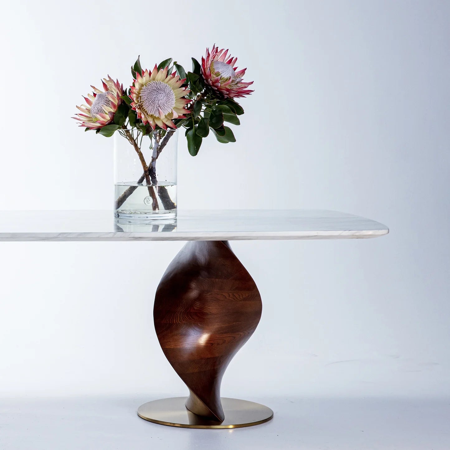 A flower is placed on the modern minimalist dining table